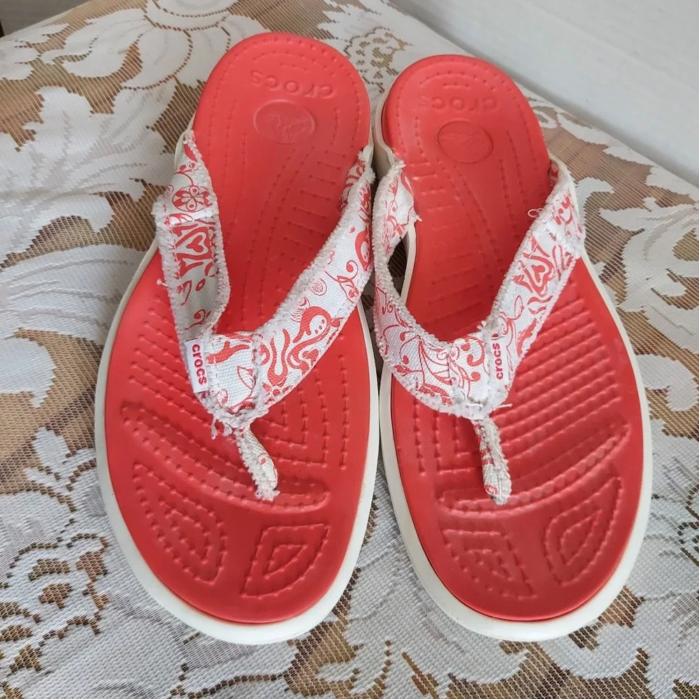 Crocs Womens Red White Patterned Canvas Strap Flip Flop Sandals Size 9
